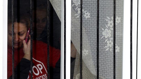 La mujer que ha sido desahuciada este lunes junto a sus dos hijos de 4 y 8 años.- EFE