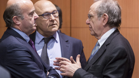 El ministro de Economía, Luis de Guindos, conversa con su homólogo francés Michel Sapin, y el italiano Pier Carlo Padoan, antes de la reunión del Eurogrupo en Bruselas. EFE/Thierry Monasse