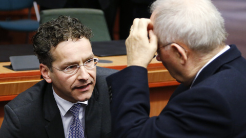 El presidente del Eurogrupo, el holandés Jeroen Dijsselbloem, habla  con el ministro alemán de Finanzas, antes del comiendo de la reunión de los ministros de la moneda única. REUTERS/Francois Lenoir