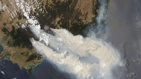 Imagen de un satélite de la NASA en el que se observan las grandes columnas de humo de los incendios en la Gran Cordillera Divisoria./ Getty Images