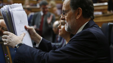 El presidente del Gobierno en funciones, Mariano Rajoy, en su escaño del hemiciclo del Congreso de los Diputados donde hoy se celebra la segunda jornada del debate de su investidura. EFE/Emilio Naranjo