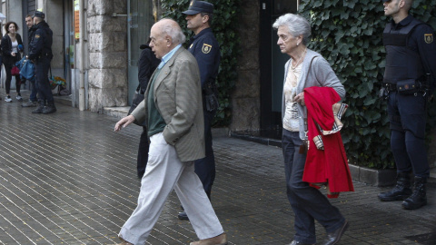 El expresidente de la Generalitat, Jordi Pujol, acompañado de su esposa, Marta Ferrusola, salen de su domicilio de la Ronda General Mitre donde agentes de la Unidad de Delincuencia Económica y Fiscal (UDEF) de la Policía Nacional han entrad