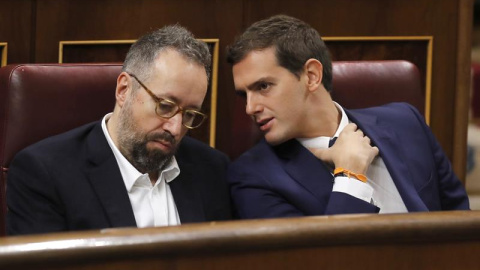 El presidente de Ciudadanos, Albert Rivera (d), y el portavoz parlamentario de la formación, Juan Carlos Girauta (i). /EFE