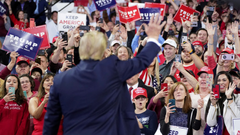 14/01/2020- El presidente Donald Trump saluda a sus partidarios durante un mitin de campaña en Milwaukee, Wisconsin, EEUU. REUTERS / Kevin Lamarque