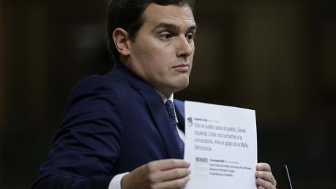 El presidente de Ciudadanos, Albert Rivera, durante su intervención en la segunda jornada del debate de la investidura del candidato del PP, Mariano Rajoy, que se celebra en el Congreso de los Diputados. EFE/Emilio Naranjo