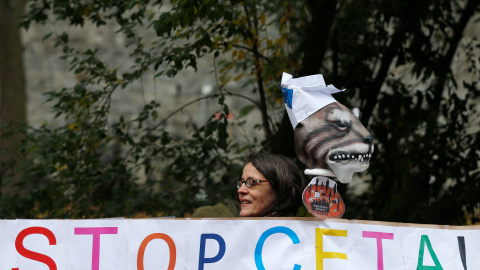 Una manifestante contra la firma del CETA frente al parlamento regional valón en Namur, Bélgica. / REUTERS