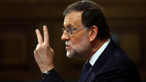 Rajoy durante una de sus intervenciones en la sesión de investidura. / ANDREA COMAS (REUTERS)