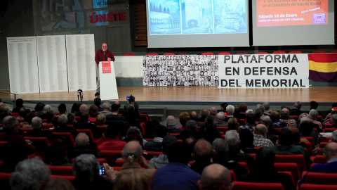 18/01/2020.- El secretario general de UGT Madrid, Luis Miguel López Reillo, da un discurso durante un acto público celebrado este sábado, para la reposición del memorial del cementerio de la Almudena a las víctimas del franquismo durante la