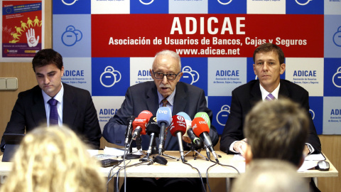 El presidente de Adicae, Manuel Pardos, y otros responsables de la asociación, durante la rueda de prensa para valorar las últimas novedades en torno a las cláusulas suelo. EFE/Ángel Díaz