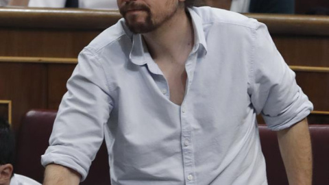 El líder de Podemos, Pablo Iglesias, durante la votación en la sesión de la tarde de la segunda jornada del debate de investidura del candidato del PP, Mariano Rajoy, hoy en el Congreso. / EFE