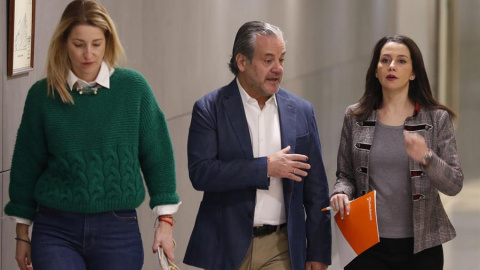 La presidenta y portavoz del grupo parlamentario de Cs en el Congreso, Inés Arrimadas (d), acompañada por los diputados María Muñoz Vidal (i) y Marcos de Quinto, antes de una rueda de prensa celebrada en el Congreso este martes 14 de enero 