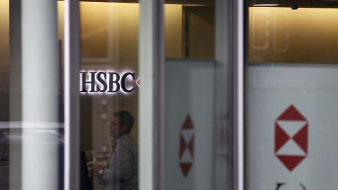 Algunas personas son vistas dentro de las oficinas del banco suizo HSBC en Ginebra/. REUTERS