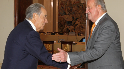 El rey emérito Juan Carlos saluda a Juan Miguel Villar Mir, fundador de OHL. / CASA REAL