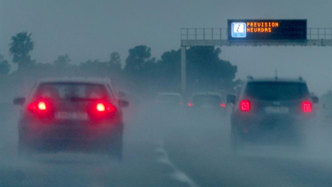 Una señal luminosa advierte del mal tiempo en Castellón. EFE / Kai Försterling