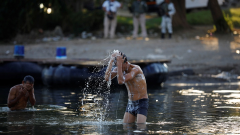 Un migrante que viaja hacia EEUU se baña en el río Suchiate en la frontera entre Guatemala y México, en Tecun Uman. Reuters / José Cabezas