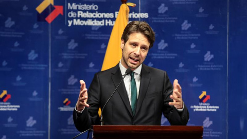 El canciller de Ecuador, Guillaume Long, durante una rueda de prensa en Quito (Ecuador) este lunes, sobre las negociaciones de paz entre el Gobierno colombiano y el grupo rebelde ELN, que estaban programadas para comenzar este jueves en la 