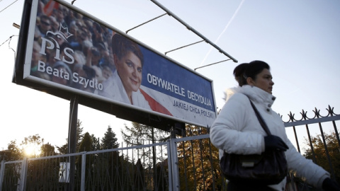 Una bandera electoral que representa Derecho y de Justicia candidato a Primer Ministro Szydlo se ve en Wasaw. REUTERS