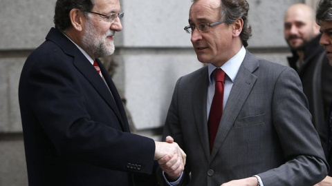 El presidente del Gobierno, Mariano Rajoy, saluda al ministro de Sanidad, Alfonso Alonso, este miércoles en el Congreso./ EFE