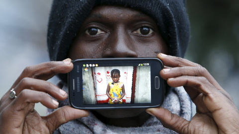 Papi también es refugiado de guerra, aunque los emigrantes africanos nunca han tenido el mismo estatus que los sirios pese a que la guerra en África es casi una regla general. Vivía en Kinshasa, Congo. En su teléfono, muestra una foto de su