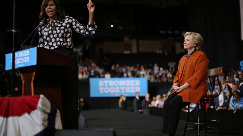 La candidata demócrata a la presidencia de Estados Unidos, Hillary Clinton, junto a la primera dama, Michelle Obama, en un acto de campaña. REUTERS/Carlos Barria