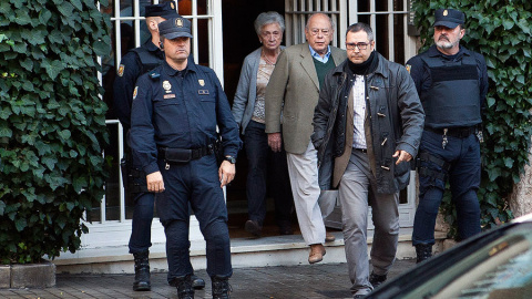 Jordi Pujol y su esposa, Marta Ferrusola, durante el registro de su casa. GUILLEM SANS