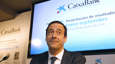 El consejero delegado de CaixaBank, Gonzalo Gortázar, durante la rueda de prensa en la se han presentado los resultados de la entidad bancaria de los nueve primeros meses del año. EFE/Marta Pérez