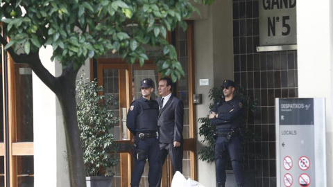 Agentes del CNP custodian el domicilio del expresidente de Jordi Pujol. EFE/Quique García