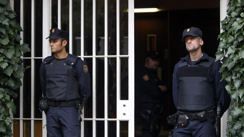 Agentes de la UDEF, en el domicilio de Jordi Pujol. EFE/Quique García