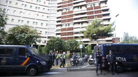 Agentes del CNP custodian el domicilio de Jordi Pujol. EFE/Quique García