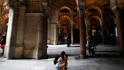 Unos turistas hacen fotografías en el interior de la Mezquita-Catedral de Córdoba. EFE /Rafa Alcaide