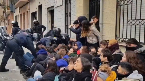 Activistas y vecinos del bario del Clot barcelonés han detenido el desahucio del hombre de 92 años. / Tsunami Repressiu-Twitter