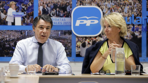 Fotografía facilitada por el PP de Madrid de su presidenta, Esperanza Aguirre (d), junto al presidente de la Comunidad de Madrid, Ignacio González. (EFE)