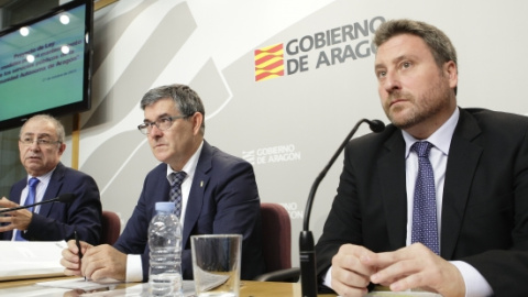 De izquierda a derecha, los consejeros Fernando Gimeno (Hacienda, PSOE), Vicente Guillén (Presidencia, PSOE) y José Luis Soro (Vertebración del Territorio, Cha), en la presentación de la reforma fiscal del Gobierno de Aragón. ARAGONHOY.NET