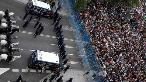 Los manifestantes concentrado en la Plaza de Neptuno, frente al cordón policial junto al Congreso de los Diputados. REUTERS