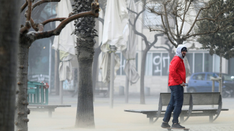 20/01/2020 - Un hombre sobre un patín durante el temporal Gloria frente a la playa de la Barceloneta, en Barcelona. REUTERS / Nacho Doce