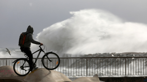 20/01/20 - Un hombre mira las olas durante el temporal Gloria en la playa de la Barceloneta, en Barcelona, ​​España. REUTERS / Nacho Doce