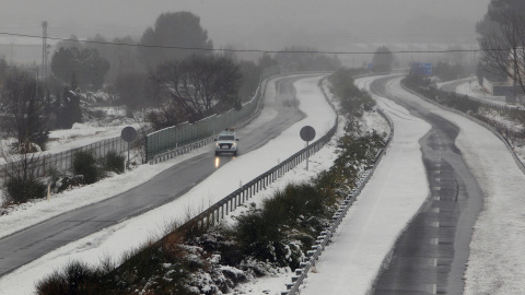 20/01/2020.- Un coche circula por la carretera CV80 Sax-Castalla. La Comunitat Valenciana sigue en alerta roja por la virulencia de la borrasca Gloria. EFE/MORELL