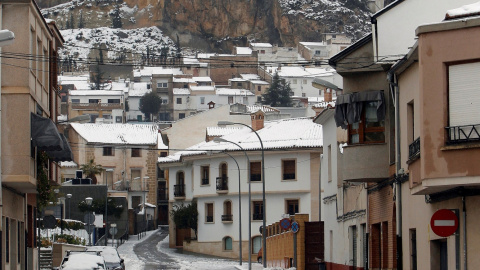 20/01/2020.- Calle de la localidad alicantina de Castalla que amanecía hoy cubierta de nieve por el temporal Gloria que afecta a gran parte de la península. EFE/Morell