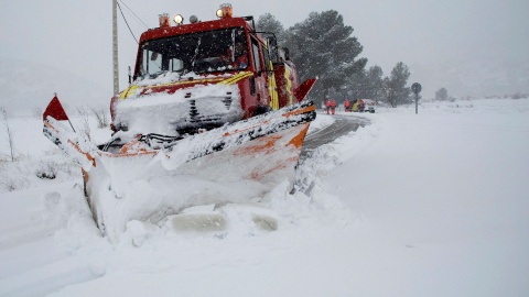 20/01/2020.- Un quitanieves pasa este lunes por los accesos al Coll d'Ares en la carretera a Vilafranca. Las comarcas del Alto Palancia, l'Alt Maestrat, Els Ports y la Tinença de Benifassà han amanecido cubiertas de nieve por la borrasca Gl