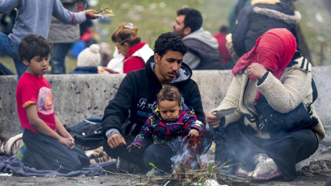 Una familia de refugiados aguarda en la frontera entre Austria y Eslovenia en la ciudad Spielfeld, en la región de Estiria (Austria). EFE/Erwin Scheriau