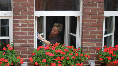 Imagen de archivo de una mujer limpiando una ventana. / Pixabay