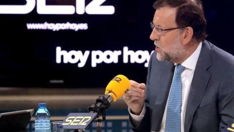 El presidente del Gobierno, Mariano Rajoy, durante la entrevista que ha concedido al programa "Hoy por hoy" de la Cadena SER. /EFE