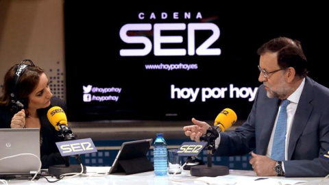 El presidente del Gobierno, Mariano Rajoy, durante la entrevista que ha concedido al programa "Hoy por hoy" de la Cadena SER. A su lado, la periodista Pepa Bueno. /EFE