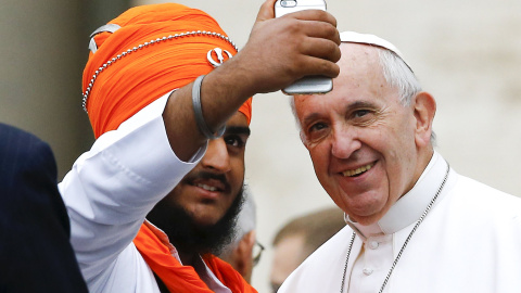 El Papa se hace una fotografía con un miembro de una comunidad interreligiosa. REUTERS/Stefano Rellandini