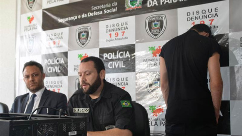 Los comisarios locales Reinaldo Nóbrega (centros y Marcos Paulo Vilela (izquierfda) hablan en una rueda de prensa junto al sospechoso detenido. / DIOGO ALMEIDA (EFE)