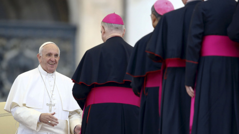 Francisco saluda a los obispos durante la audiencia semanal en la Plaza de San Pedro en el Vaticano. REUTERS/Stefano Rellandini