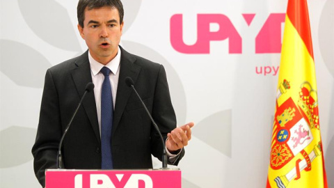 El candidato de UPYD a la Presidencia del Gobierno, Andrés Herzog, durante la rueda de prensa que ha ofrecido para anunciar las acciones judiciales contra la propuesta de resolución presentada por Junts Pel Sí y la CUP. EFE/Víctor Lerena