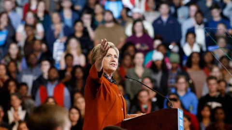 La candidata a la presidencia de EEUU por el partido Demócrata Hillary Clinton habla en un acto de campaña este jueves, en el Coliseo del Centro de Veteranos Lawrence Joel en Winston-Salem (EEUU).  / EFE