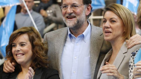 El presidente del Gobierno, Mariano Rajoy, junto a su número dos en el Ejecutivo, Soraya Sáenz de Santamaría (d), y en el PP, María Dolores de Cospedal. Archivo REUTERS