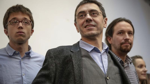 El número tres de Podemos, Juan Carlos Monedero (c), acompañado del secretario general del partido, Pablo Iglesias (D), y el secretario de Comunicación y Estrategia Política, Íñigo Errejón (i)